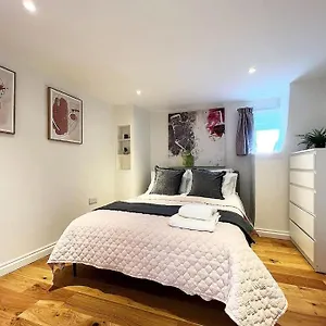 Quirky 3 Bedroom Town House In Clifton, Bristol